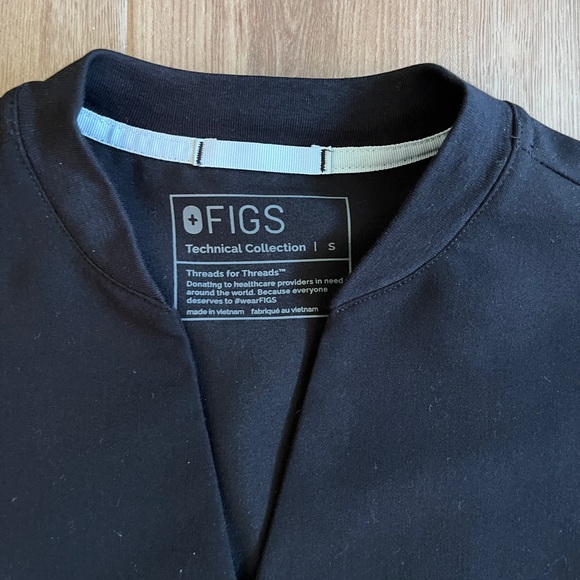 FIGS scrub top. Slim. Black. Side pockets with shiny trim Small - Picture 2 of 4